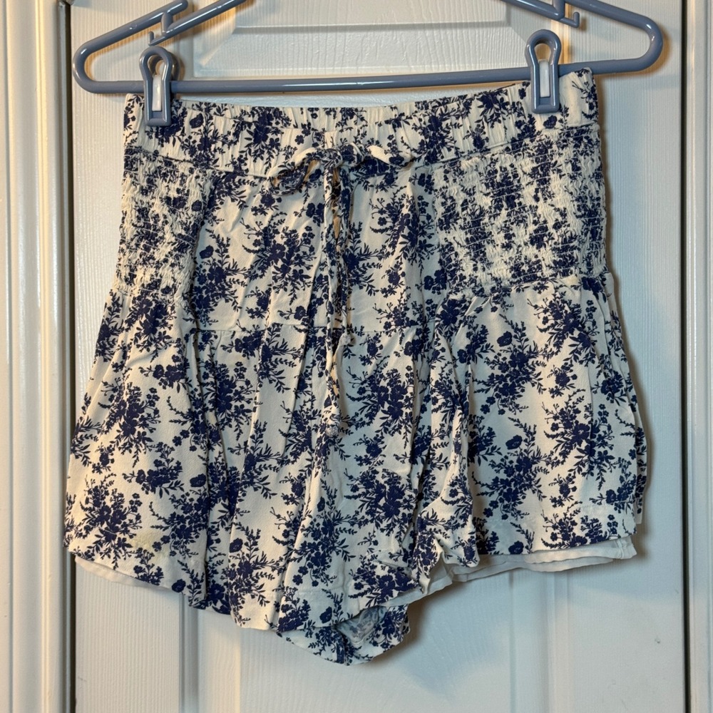 American Eagle Smocked White Flowy Shorts with Blue Floral Design, Women's Sz M